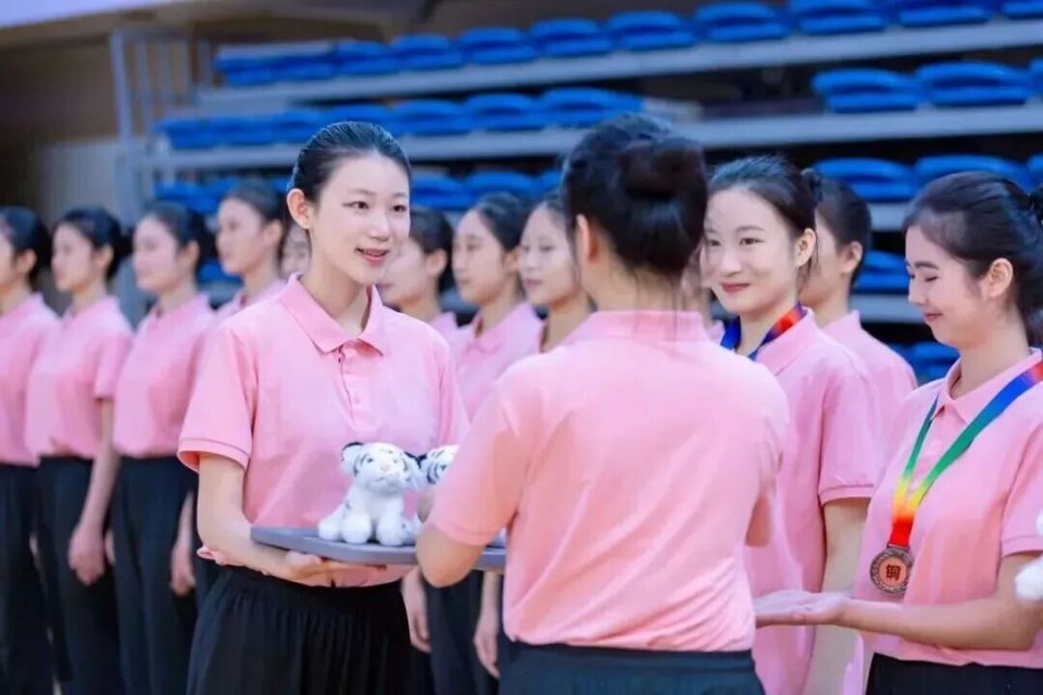 颁奖引导步